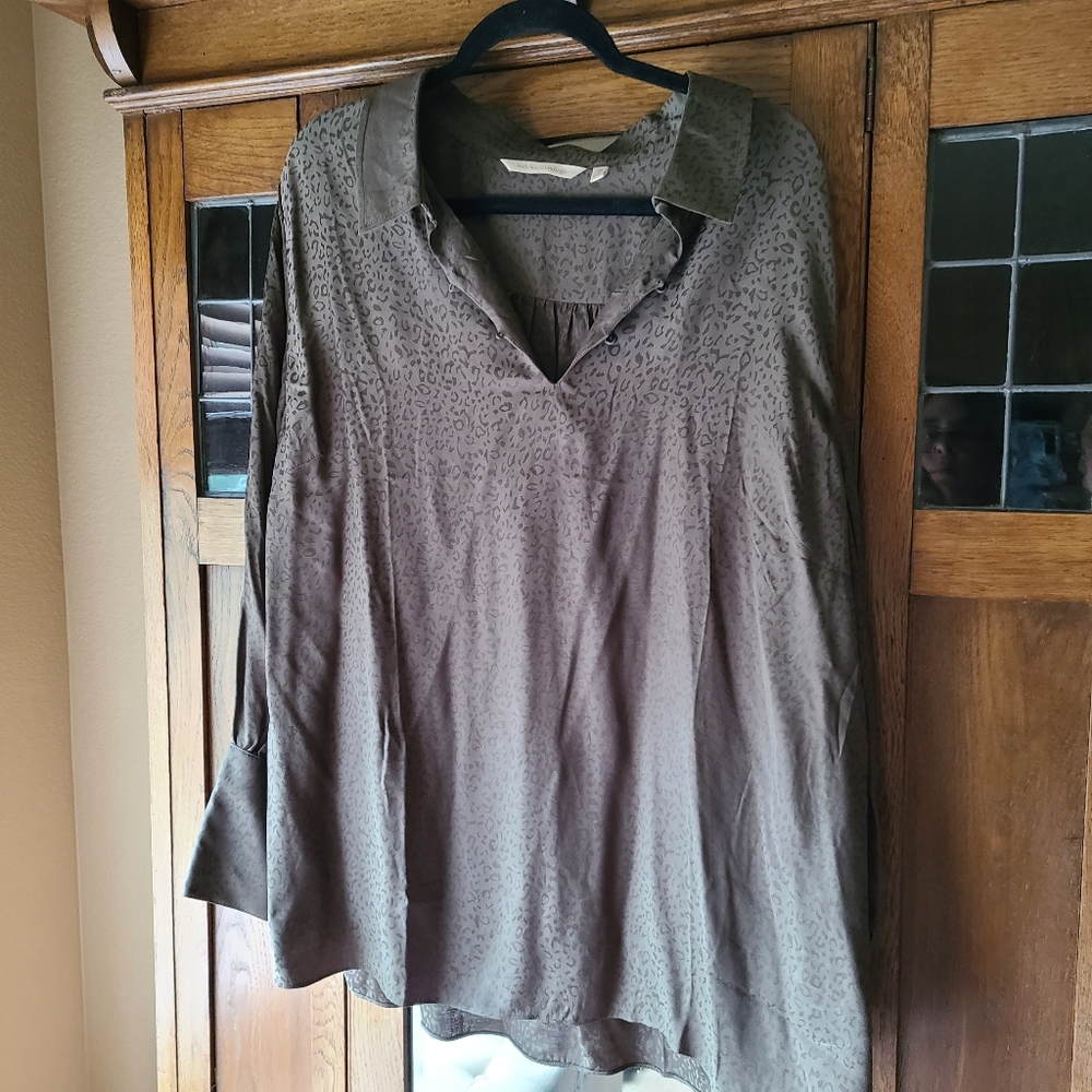 Soft Surroundings olive green blouse. Nice print, great sleeve detail.2x